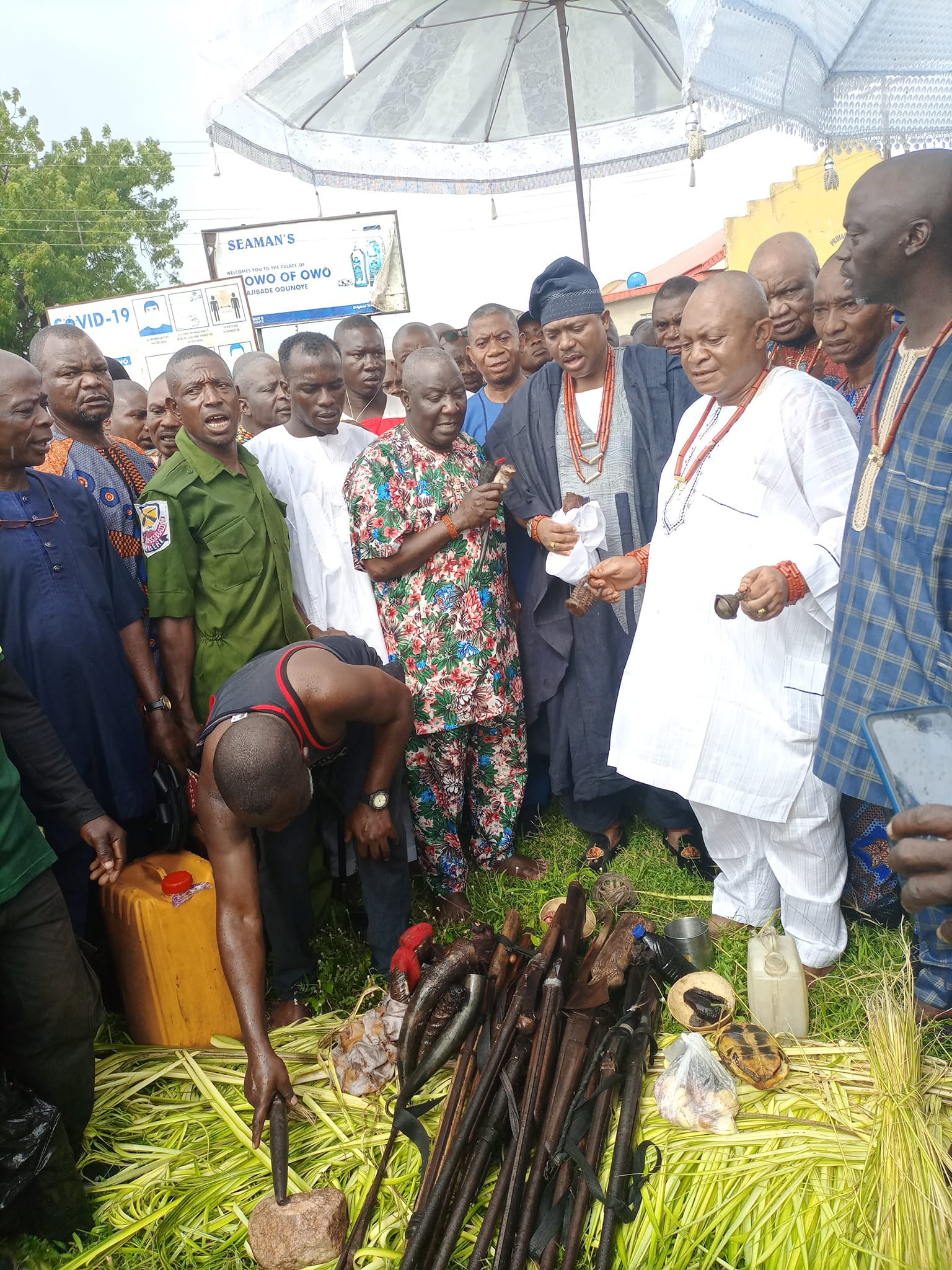 Ondo church massacre: Olowo of Owo joins Ogun worshippers to invoke curses on perpetrators (photos/video) 