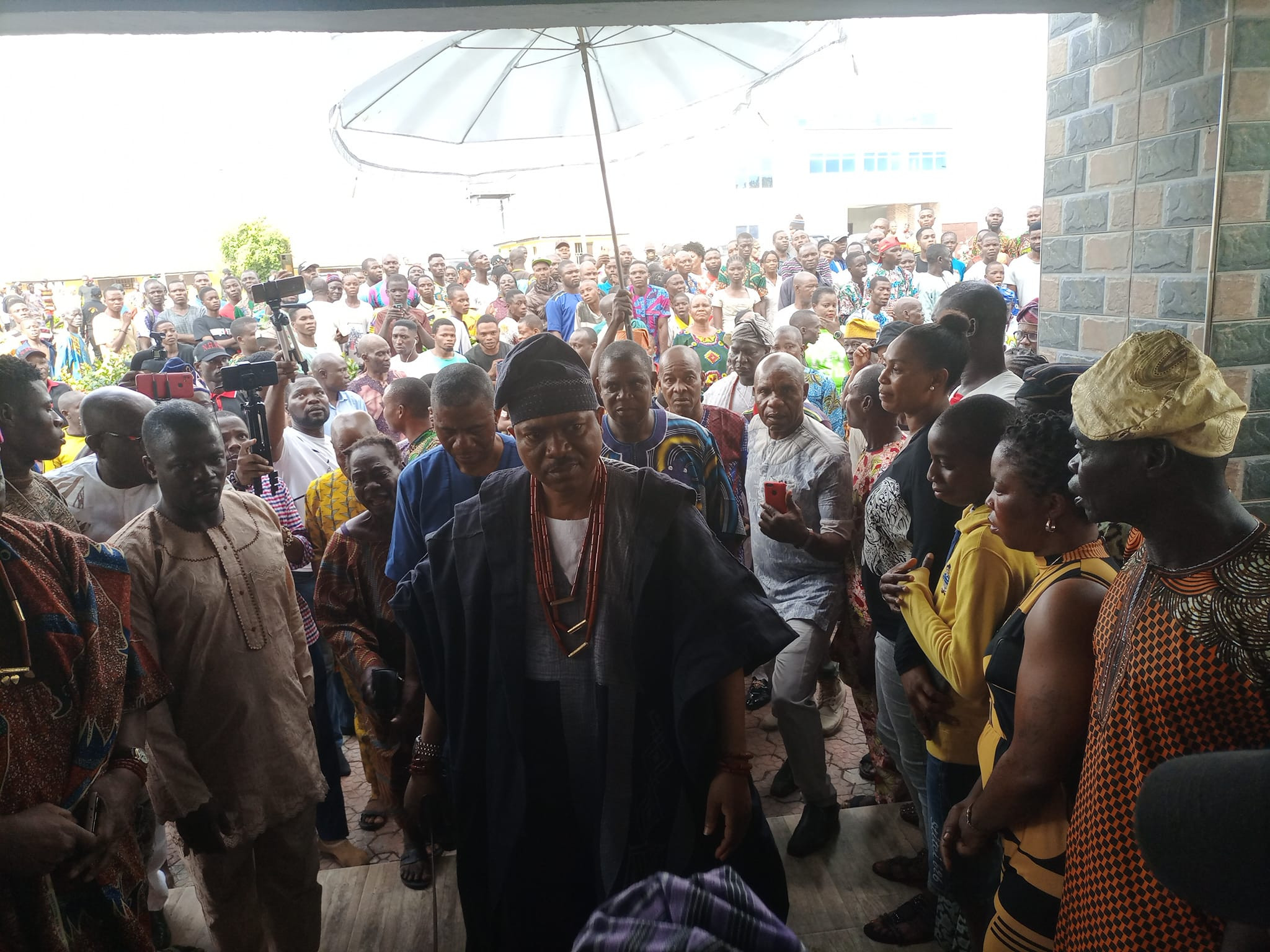 Ondo church massacre: Olowo of Owo joins Ogun worshippers to invoke curses on perpetrators (photos/video) 