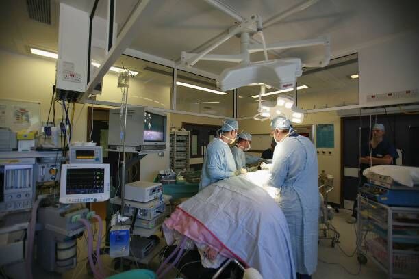 BIRMINGHAM, UNITED KINGDOM - JUNE 14: Surgeons at The Queen Elizabeth Hospital Birmingham conduct an operation on June 14, 2006, Birmingham, England. Senior managers of the NHS have said that the organisation needs to become more open in the future (Photo by Christopher Furlong/Getty Images)