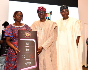 Sanwo-Olu Rewards Outstanding Civil Servants With 10 Cars