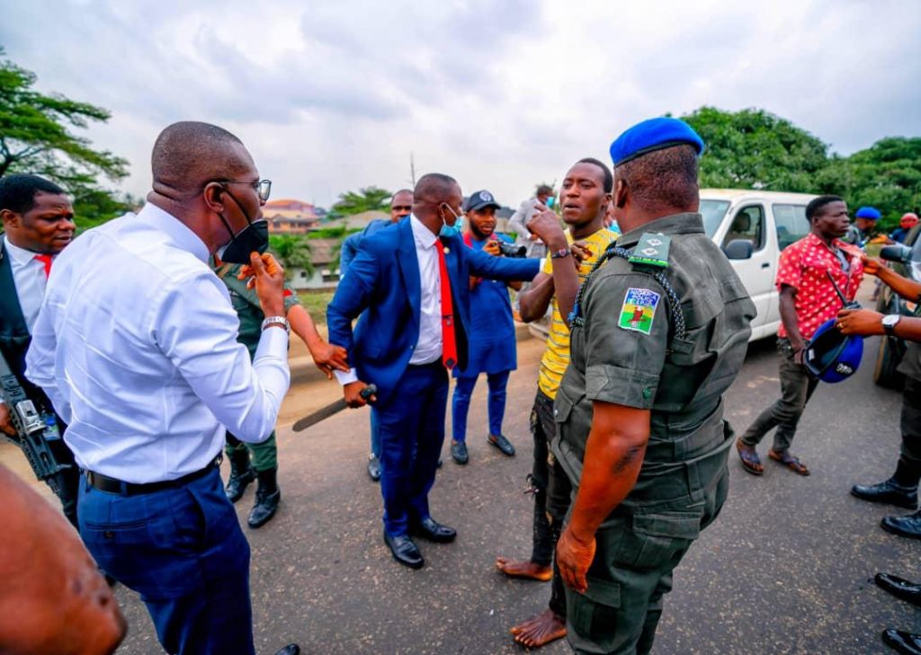 Drama As Sanwo-Olu Security Nabs Weapon-Wielding Thugs In Lagos traffic [Photos]