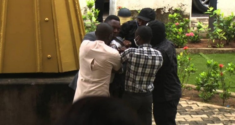 VIDEO: Drama As DSS Operatives Attack Journalist At Sunday Igboho’s Aides Trial