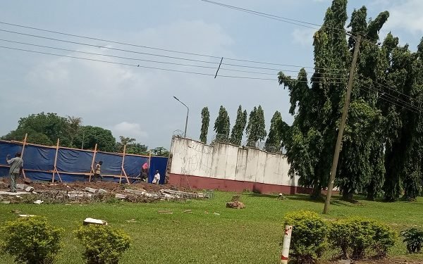 The flood also brought down 25 meters of the perimeter fence of the Osun Government House.