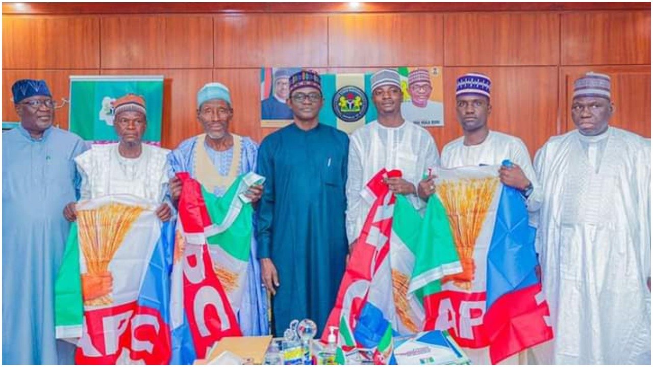 APC Makes 'Big Catch' as PDP Vice Chairman, Scribe, Others Defect in Yobe