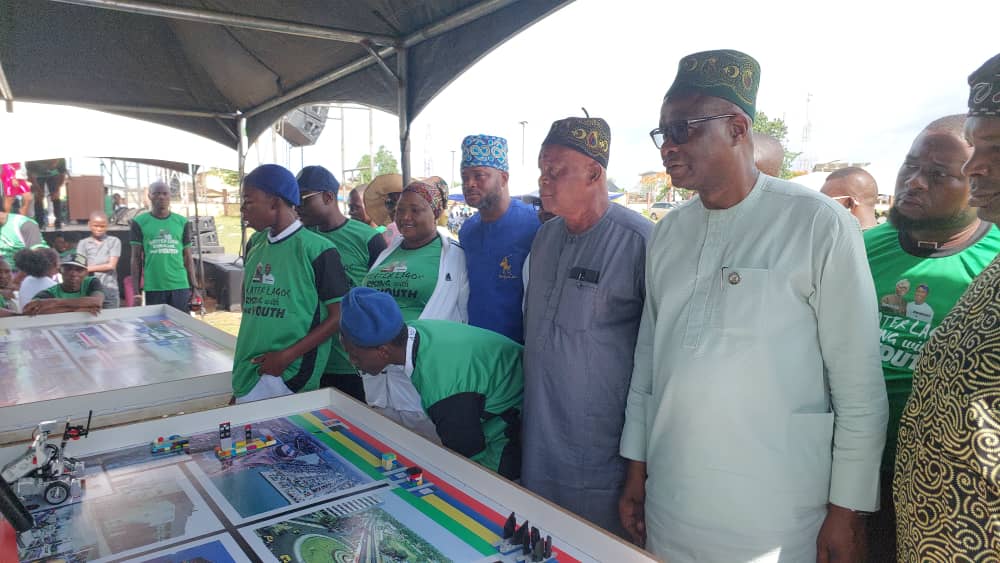 Epe youths display robotic skills as elders watch on (Photo: Twitter/followlasg)