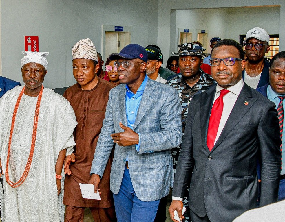 Lagos State Governor Babajide Sanwo-Olu, Oba of Lagos, Oba Rilwanu Akiolu, and other government officials at the commissioning of the redeveloped Iga Iduganran Primary Healthcare Centre