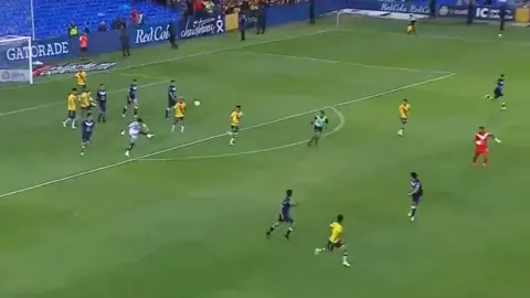 Goalkeeper Santiago Ramírez kicks the ball from his penalty area to score an absurd long-range goal