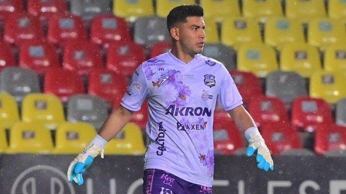 Atletico Morelia goalkeeper Santiago Ramírez 