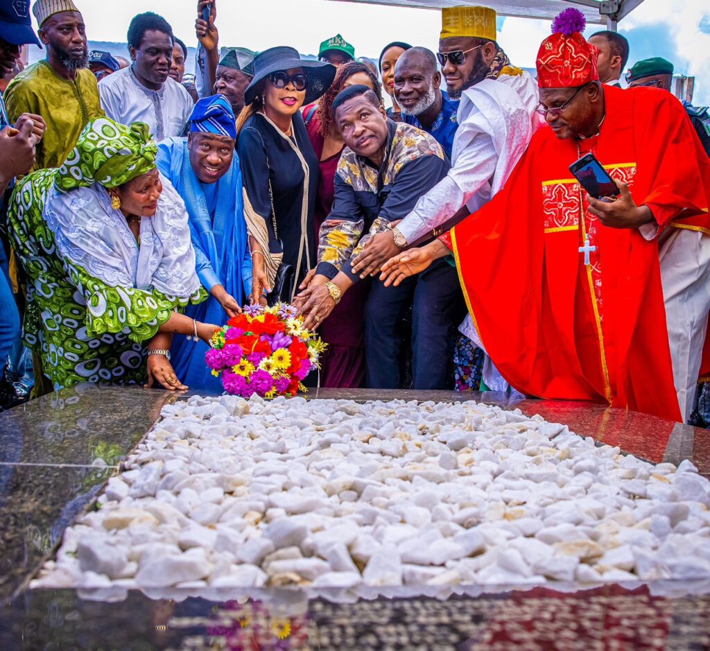 Lagos State Governor, Babajide Sanwo-Olu, represented by the Deputy Governor, Dr. Obafemi Hamzat, led pro-democracy campaigners in wreath laying in honour of the late MKO Abiola