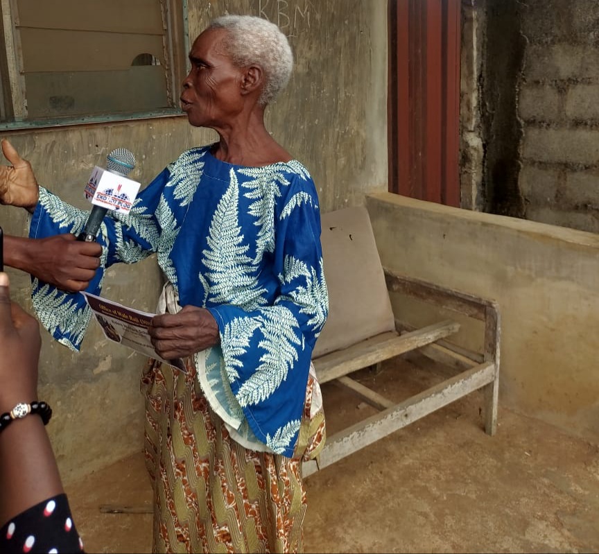 An elderly woman speaks to Eko Hot Blog after receiving her cash gift from Rep. Wale Raji's team