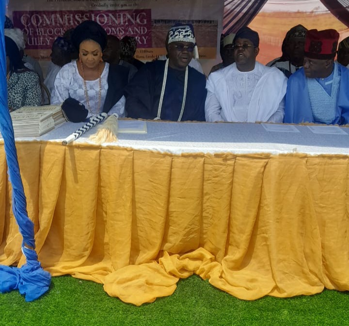 HRM Oba Olufolarin Olukayode Ogunsanwo, Alara of Ilara Kingdom and other dignitaries at the project commissioning