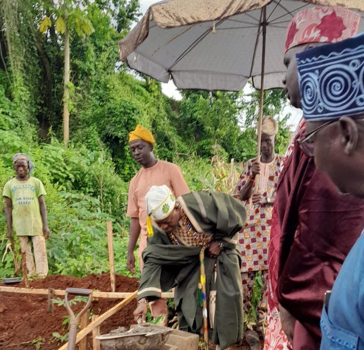 Oba (Engr.) Moses Oluwafemi Agusoye II, the Elegboro of Ijebu-Jesa, performing groundbreaking rites for the Findo Multipurpose Building project in Ijebu-Jesa, Osun