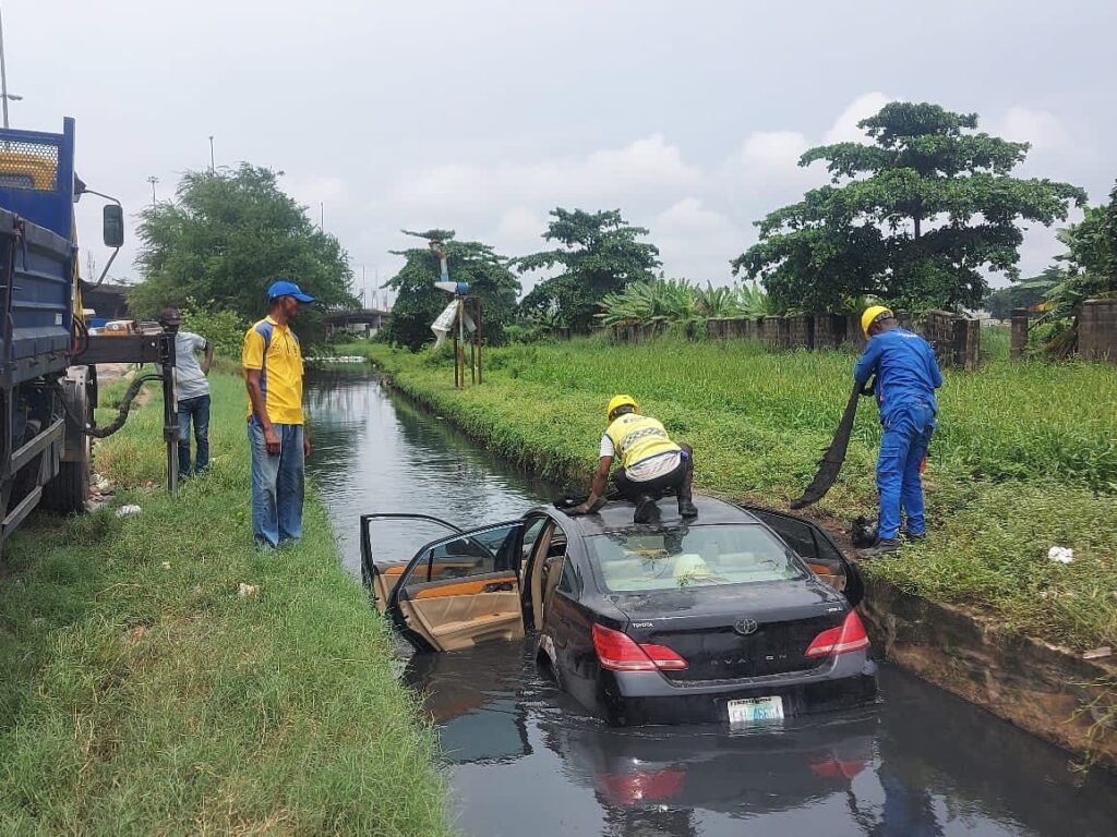 LASEMA officials trying to remove the car from the canal