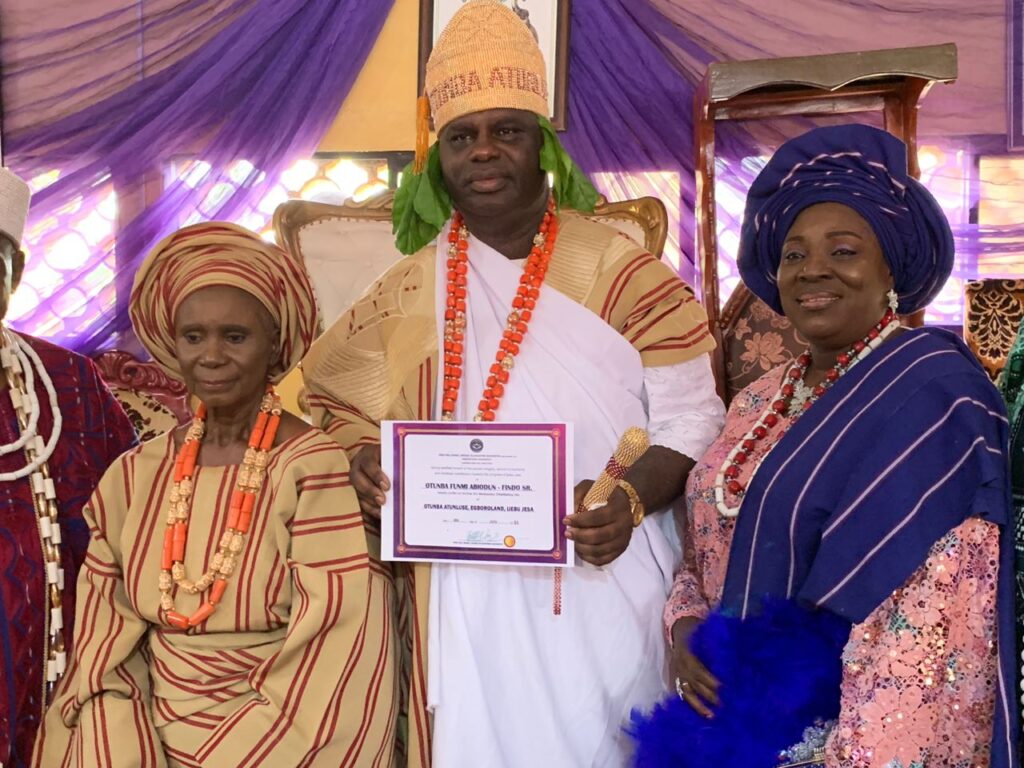 Otunba Atunluse of Egboroland, Funmi Abiodun-Findo, with his mother (L)