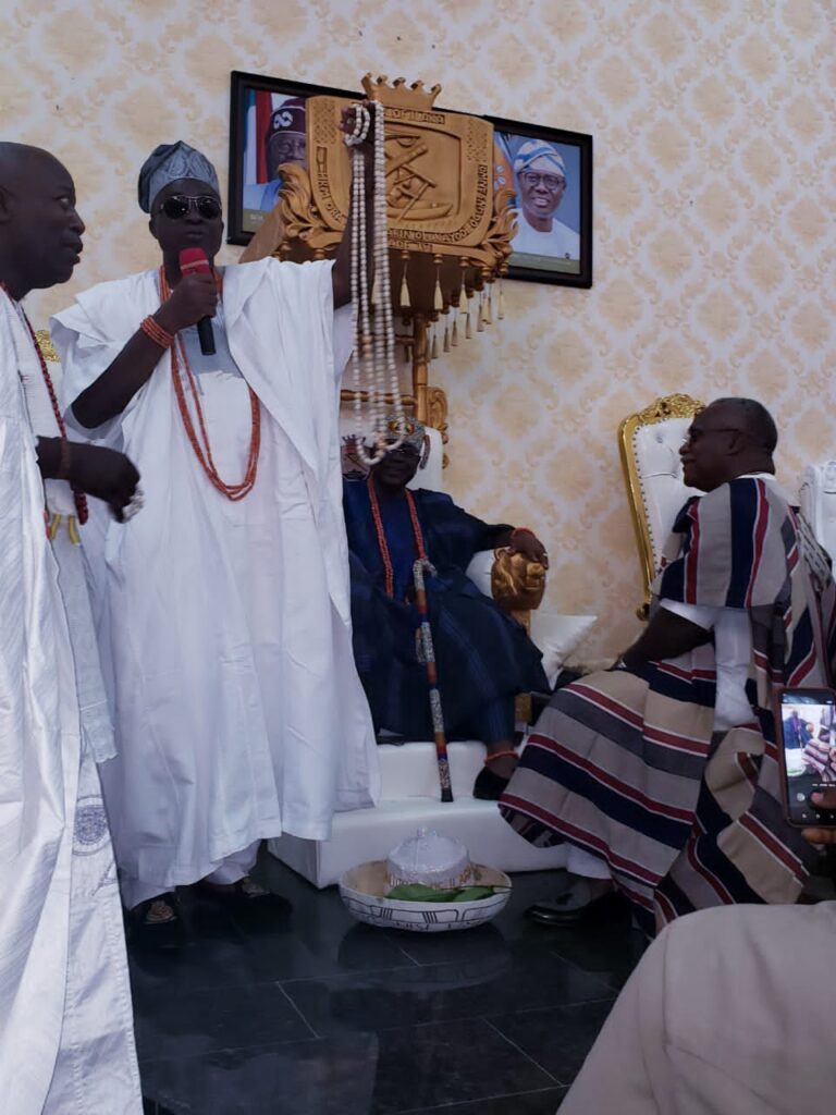 Aare Atunloto of Ilara Kingdom, Wendell De Landro kneels before Oba (Dr.) Olufolarin Olukayode Ogunsanwo (Telade IV), the Alara of Ilara Kingdom, Epe