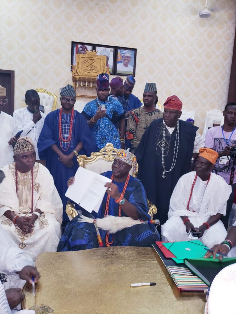 Oba (Dr.) Olufolarin Olukayode Ogunsanwo (Telade IV), the Alara of Ilara Kingdom, Epe, and his subjects at the conferment ceremony of Aare Atunloto of Ilara Kingdom, Wendell De Landro