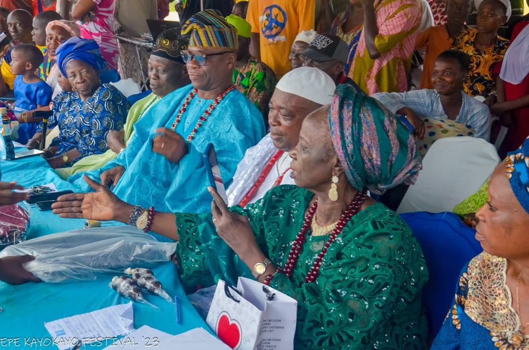 The wife of the king, Olori Aribike Mulikat Adewale and other dignitaries at the Children's Party