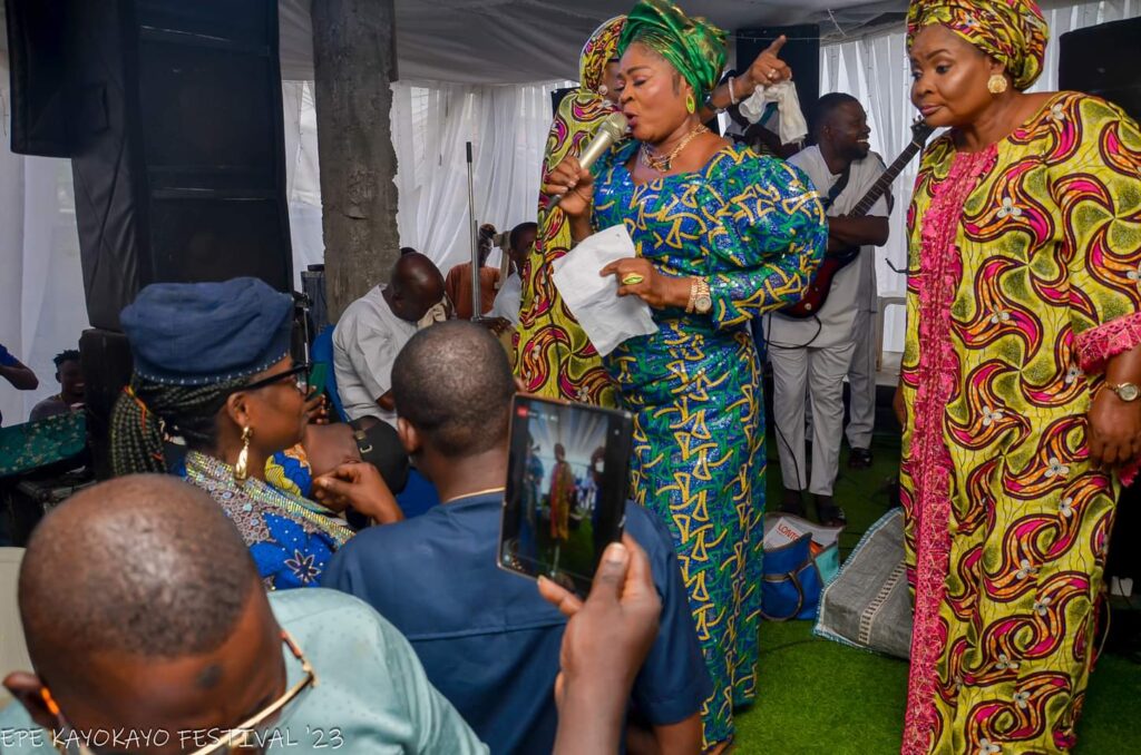Waka Queen, Alhaja Ibiwunmi Salawa Abeni, performing at the reception