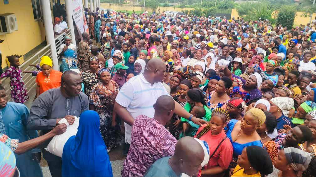 Eredo LCDA, Hon. Ismail Monsuru distributing food items to residents during the “Free Raw Food Outreach"