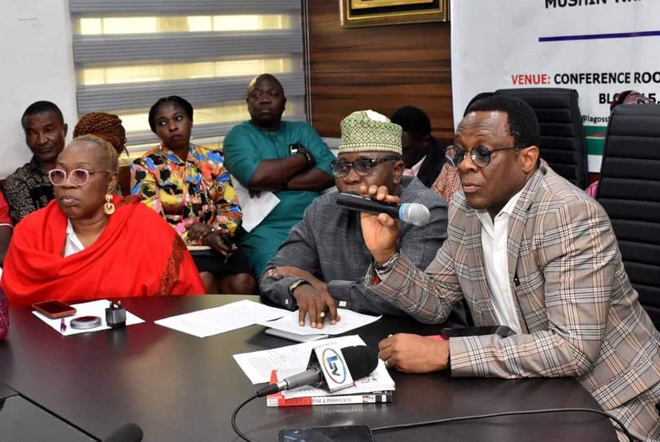 Permanent Secretary, Lagos State Ministry of Physical Planning and Urban Development, Engr. Oluwole Sotire, addressing residents and stakeholders of Mushin-NNPC-Apapa-Oshodi Expressway