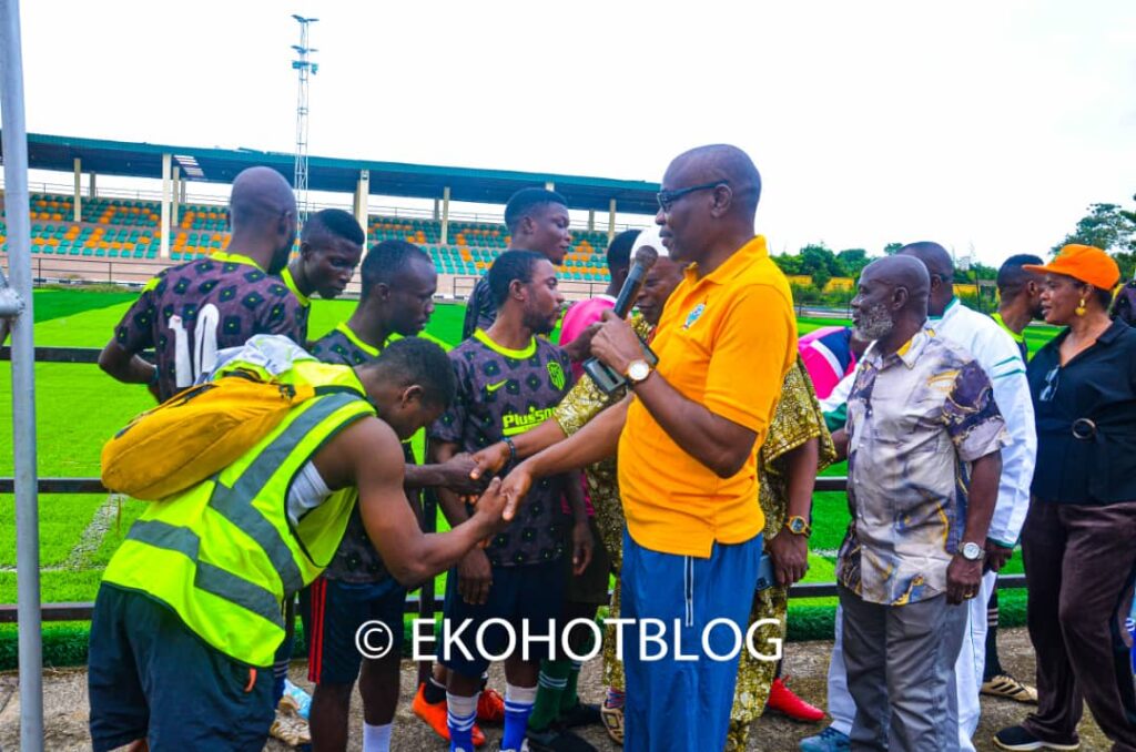 The Epe Kayokayo coordinator, Otunba TJ Abass, greeting Epe Club players