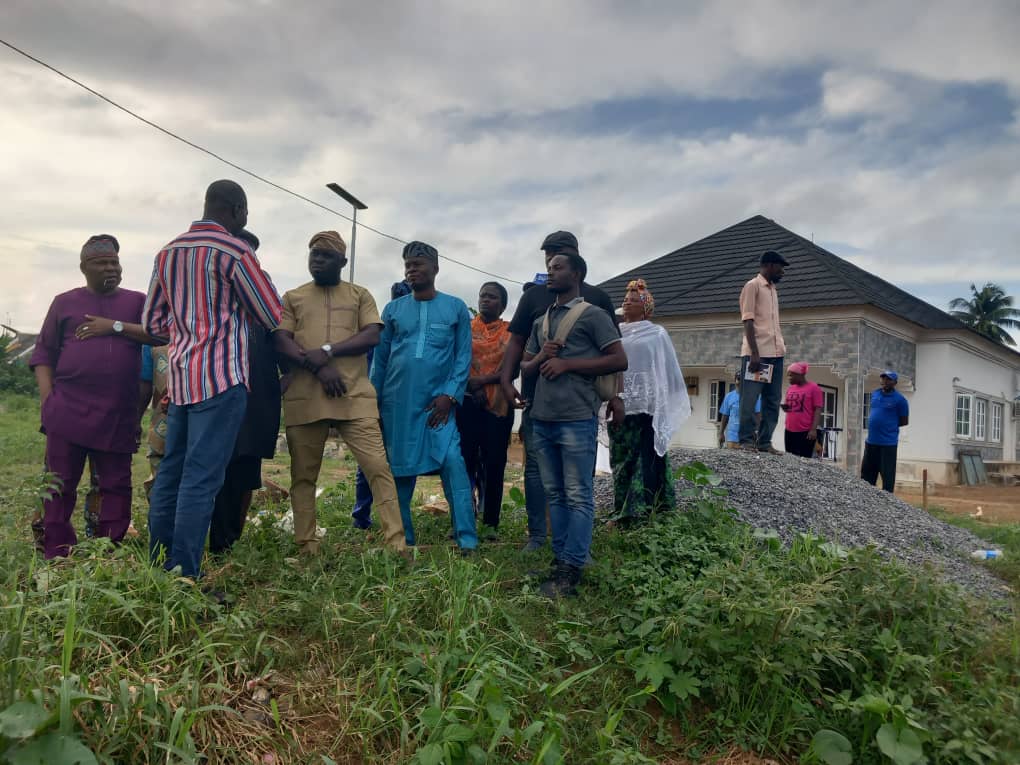 Ajumoni Ojota CDA members meet contractor ahead of construction of roads on Babatunde Bakare, Edatomola & Halima Streets