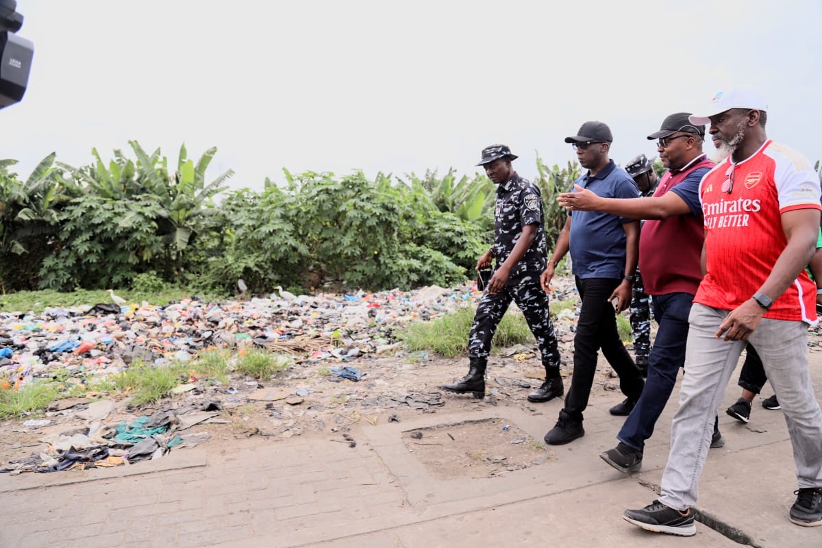 Lagos State Commissioner for the Environment and Water Resources supervising the removal of shanties at the Lagos Blue Line Rail corridor