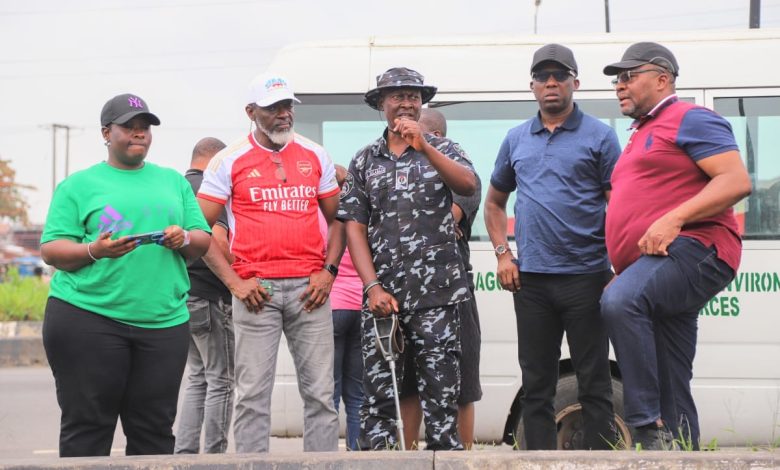 Lagos State Commissioner for the Environment and Water Resources supervising the removal of shanties at the Lagos Blue Line Rail corridor