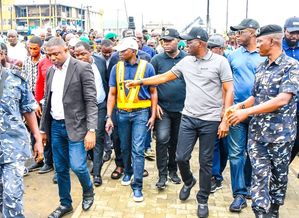 Lagos State Governor, Babajide Sanwo-Olu, inspecting the Lagos-Badagry Corridor cleanup