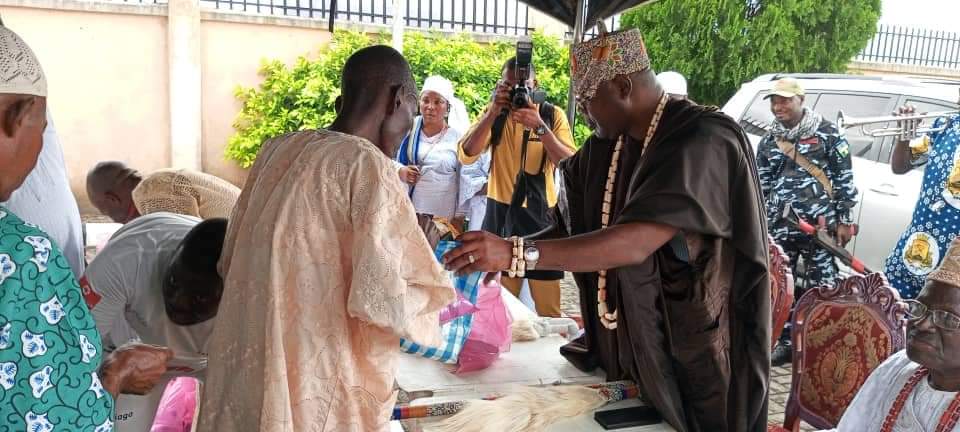 Oba Olufolarin Olukayode Ogunsanwo, the Alara of Ilara Kingdom, Epe, presenting gifts to people on his 56th birthday