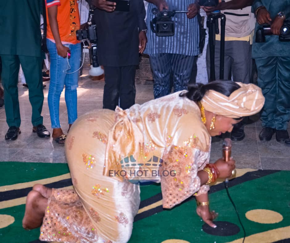 Chief Mrs. Iyabode Sumonu paying homage to the Alake of Egbaland, His Royal Majesty, Oba Michael Aremu Gbadebo