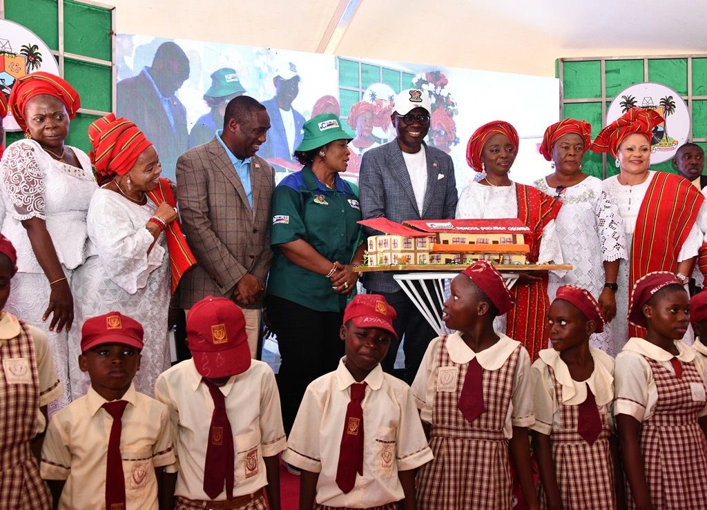 Lagos State Governor, Babajide Sanwo-Olu joins the Committee of Wives of Lagos State Officials (COWLSO) to unveil the new 15-classroom block at the newly created Ogombo Senior Secondary School, Ogombo, Lagos