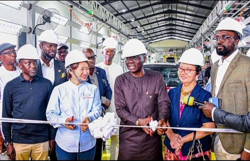 Lagos State Governor, Mr. Babajide Sanwo-Olu (middle); Consul General of the People's Republic of China in Lagos, Ms. Yan Yuqing (second right); Commissioner for Transportation, Mr. Oluwaseun Osiyemi (right); Chairman of CIG Motor (distributors of GAC Motor in Nigeria), Chief Diana Chen (second left), Special Adviser to the Governor, Hon. Sola Giwa (left), during the completion ceremony of the first 2000 cars assembled by GAC Motors in Lagos, held at Ogba, Ikeja, on Tuesday, 24 October 2023.