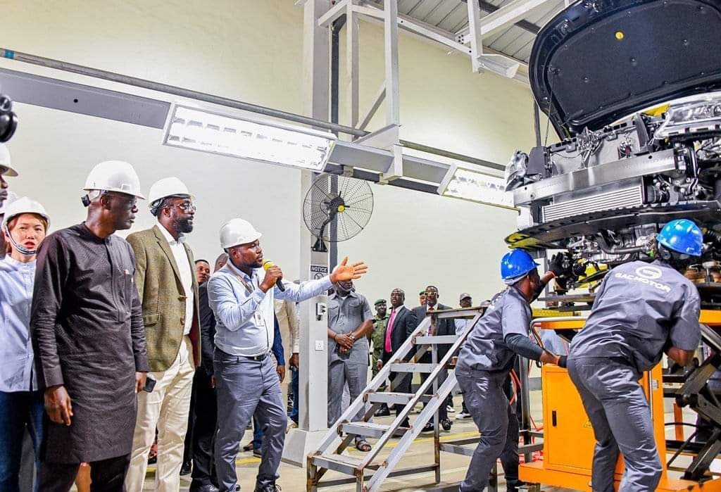  l-r: Chairman of CIG Motor (distributors of GAC Motor in Nigeria), Chief Diana Chen; Lagos State Governor, Mr. Babajide Sanwo-Olu and Commissioner for Transportation, Mr. Oluwaseun Osiyemi during the completion ceremony of the first 2000 cars assembled by GAC Motors in Lagos, held at Ogba, Ikeja, on Tuesday, 24 October 2023.