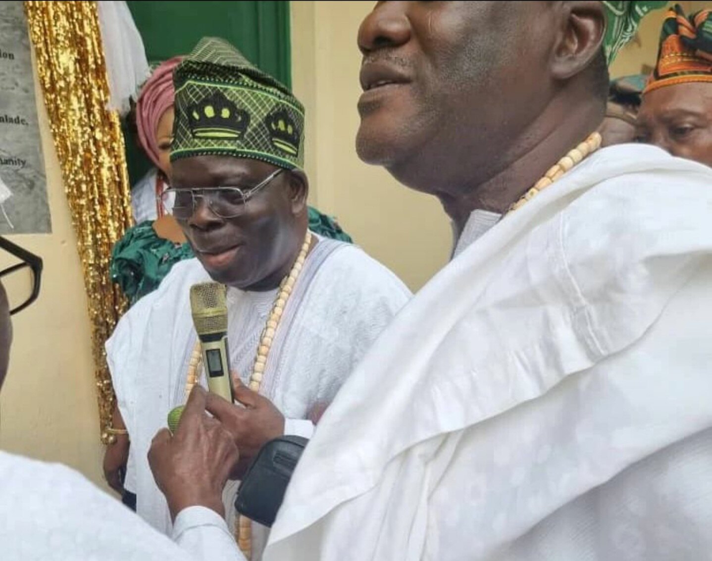 HRM Oba Babatunde Ogunlaja, the Aladeshonyin of Odo-Noforija Kingdom, praying for members of the High Society Club of Nigeria