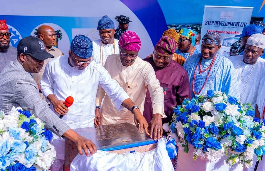 L-R: Deputy Governor of Lagos state, Dr. Obafemi Hamzat; Governor of Ekiti State, Mr. Abiodun Oyebanji; Governor Babajide Sanwo-Olu; Governor of Lagos State, Mr. Babajide Sanwo-Olu; Minister of Power, Mr. Adebayo Adelabu and traditional rulers during the commissioning of the newly built Oyingbo Overpass of the Lagos Rail Mass Transit (LRMT) Red Line project, on Sunday, 05 November 2023.