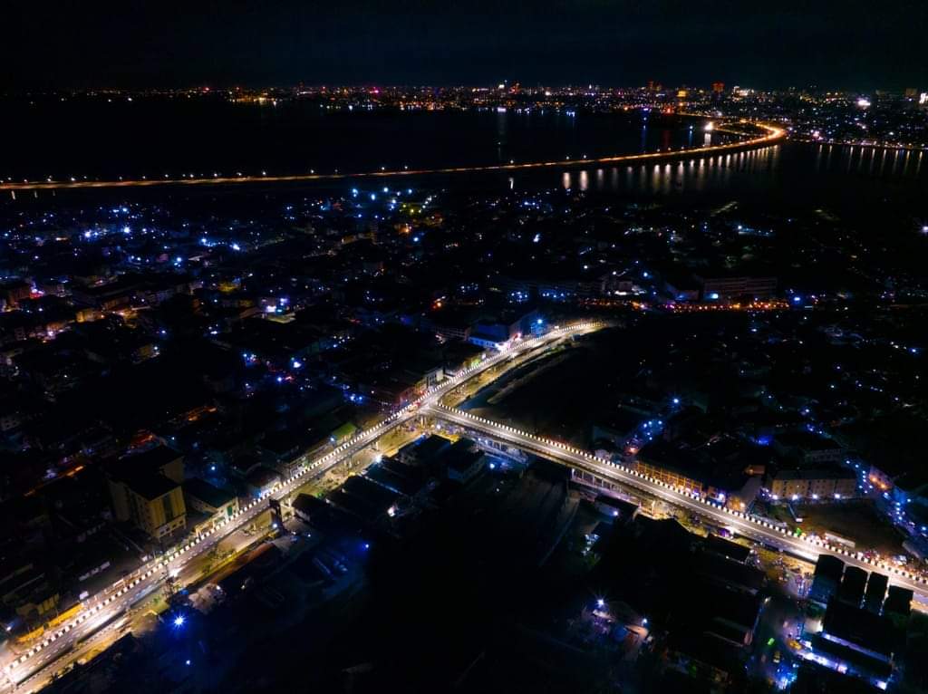 Night view of the newly built Oyingbo Overpass of the Lagos Rail Mass Transit (LRMT) Red Line project, commissioned on Sunday, 05 November 2023.