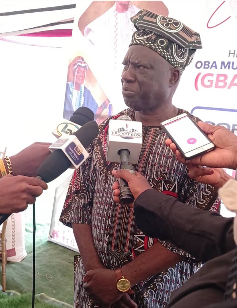 Hon. Ayo Odeyemi, the Chairman of the planning committee for the coronation ceremony of HRM Oba Musiliu Abiola Oliwo, the Aladepekun of Odo-Egiri Kingdom, speaking with reporters