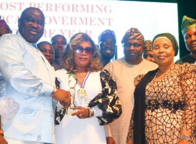 Former Lagos Assembly Speaker, Rt. Hon. Adeyemi Ikuforiji, presenting the Best Performing LG award to Epe LG Chairman, Princess Surah O. Animashaun