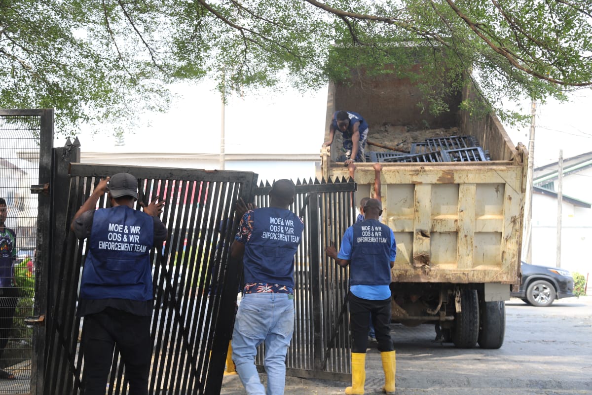 Lagos Environment Ministry's officials pulling down gates in Lekki