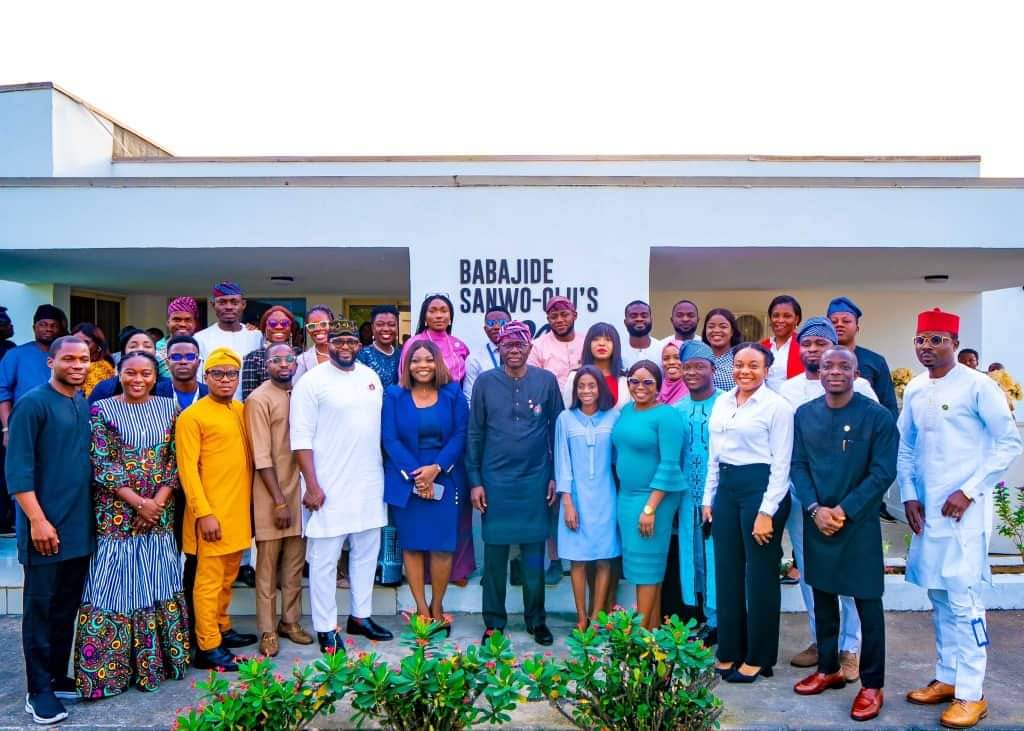 Lagos State Governor, Babajide Sanwo-Olu discussing with Lateef Jakande Leadership Academy fellows