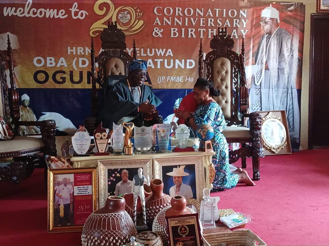 LTV 8 MD, Adesola Kosoko, kneeling before HRM Oba Babatunde Olaogun Ogunlaja JP, the Aladeshonyin of Odo-Noforija kingdom