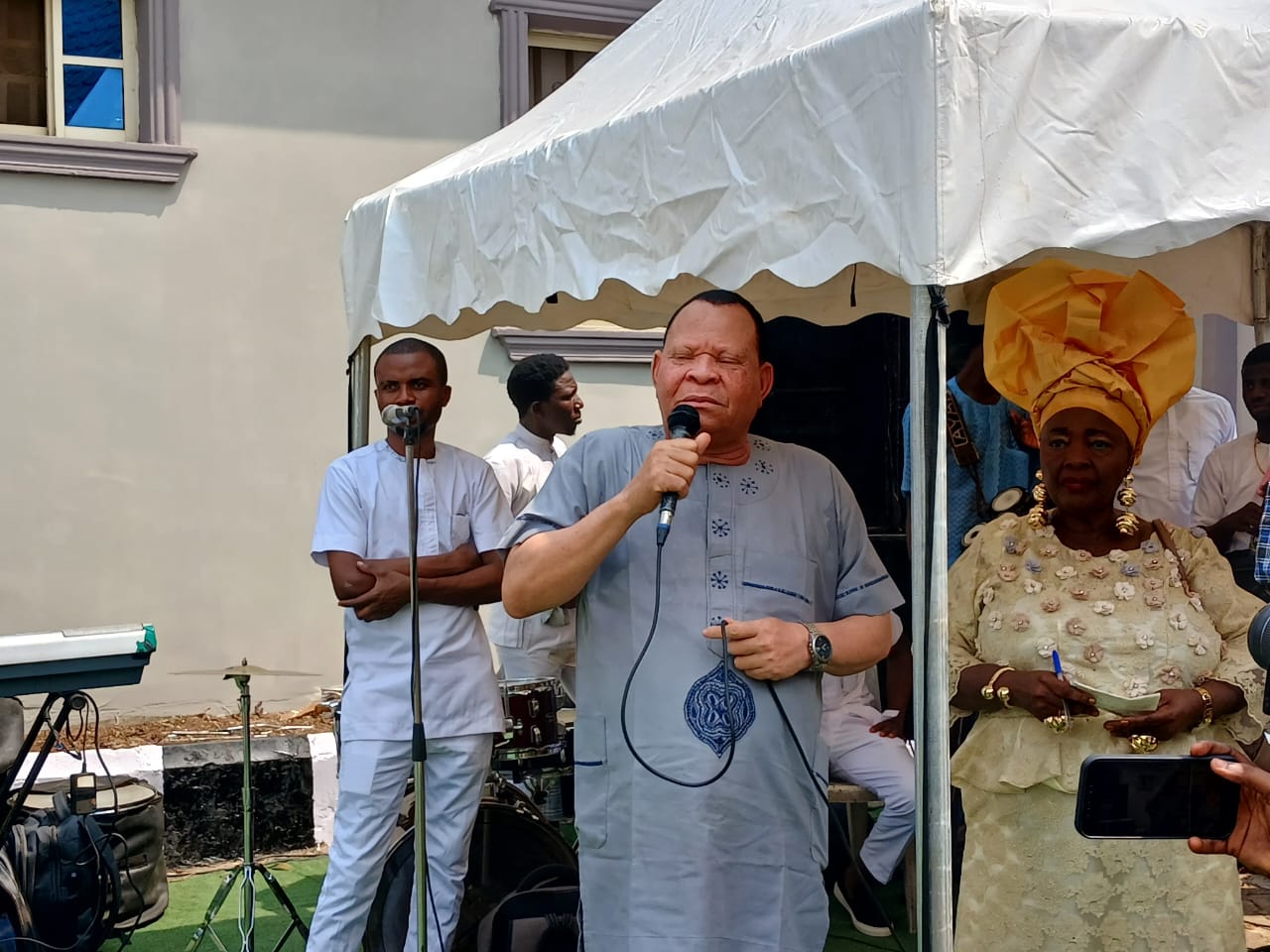 Adeoye Adewale ‘Elesho’ paying his tribute to Prince Jide Kosoko