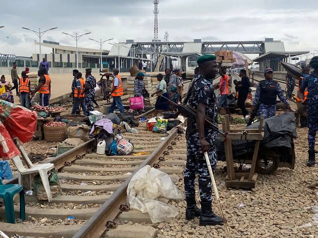 Police officers displacing traders near Agege Rail Tracks in July 2023