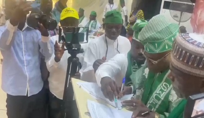 Miyetti Allah and farmers signing the peace accord in Ibadan, Oyo State