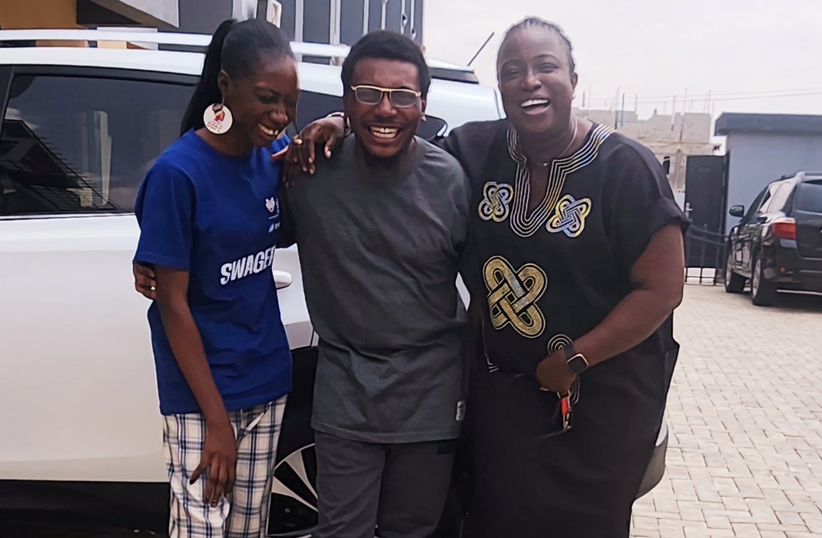 Daniel Ojukwu (Middle) and Board Chairman of FIJ, Bukky Shonibare (Right) after the journalist's release from police custody 