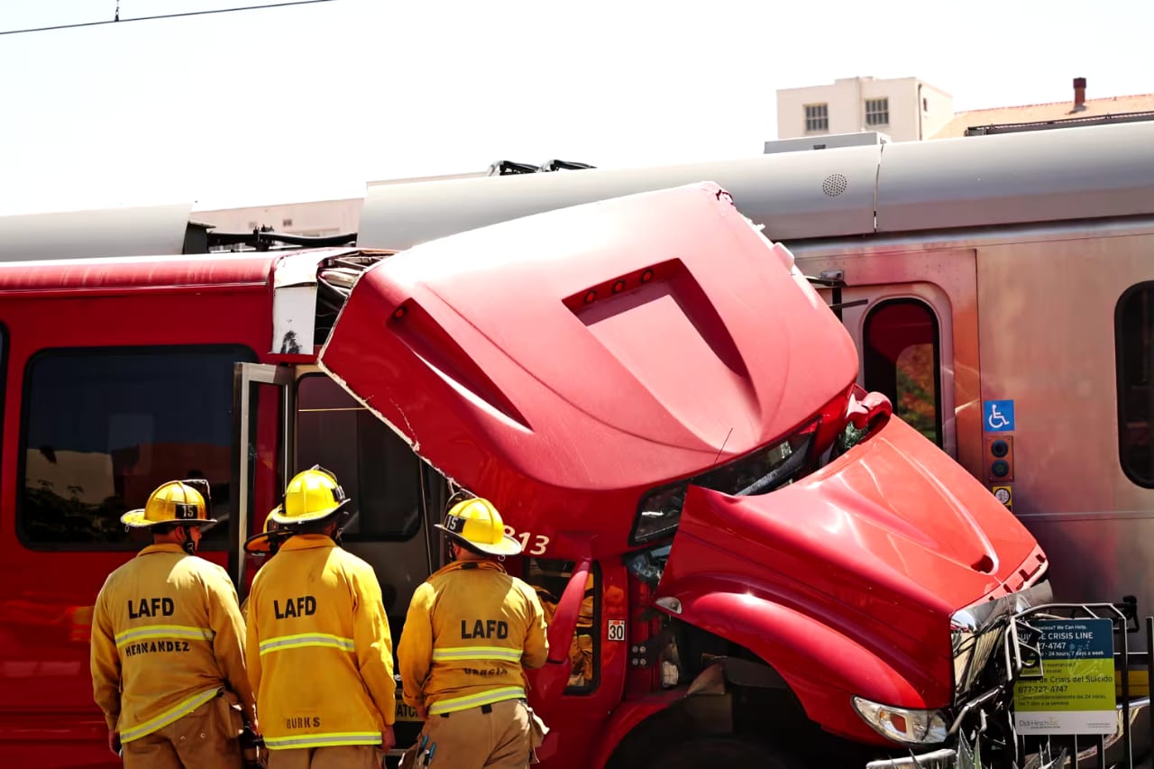 Los Angeles, Metro, USC, shuttle bus, train collision, Exposition Boulevard, injuries, LAPD investigation