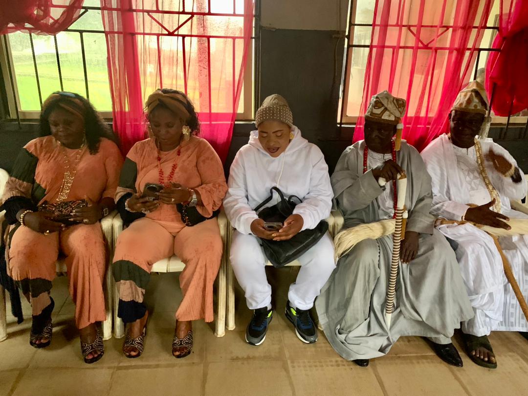 Olori Elejinrin Fatima Mojisola (Middle Left) and Ọba Elejinrin of Ejinrin Kingdom, Ọba Babatunde Balogun (Middle Right) at an orphanage to mark their 50th and 80th birthdays respectively