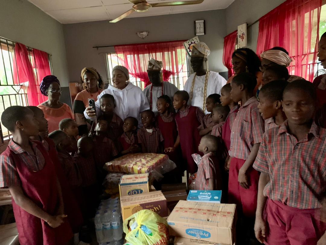 Olori Elejinrin Fatima Mojisola (Middle Left) and Ọba Elejinrin of Ejinrin Kingdom, Ọba Babatunde Balogun (Middle Right) at an orphanage to mark their 50th and 80th birthdays respectively