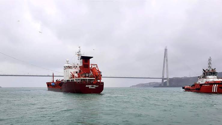 Engine Failure Halts Bosphorus Traffic: Salvage Operation Initiated For Bulk Carrier